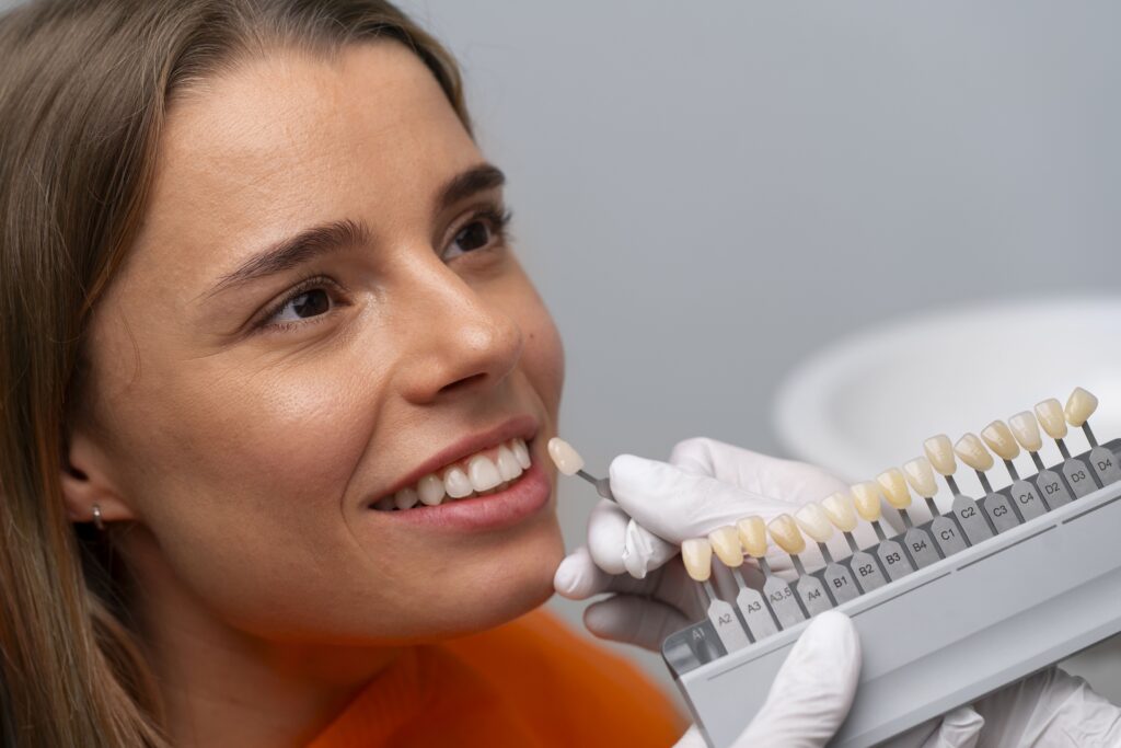 donna che sorride con denti con faccette